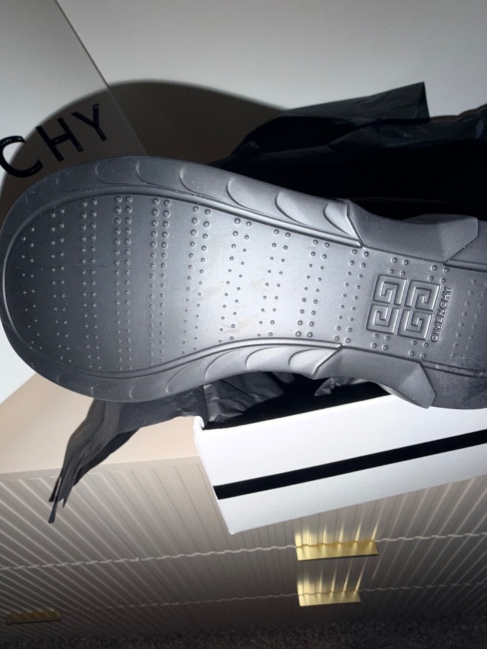 Givenchy - Picture 3 of 8
